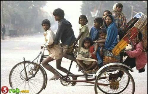 only-in-india-family-vehicle-large-family-on-overloaded-bicycle